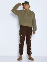 Sweater tejido de punto grueso con cuello alto, mangas largas raglán y puños acanalados. Presenta un diseño de calce holgado y textura acanalada.