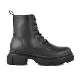 Bota de cuero color marrón claro, con cordones y suela track.