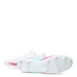 Championes de fútbol Umbro Vibe HG para hombre, diseñados para césped natural. Presentan una capellada sintética de alta resistencia en color negro con detalles degradados en gris y suela con tapones estratégicos para mayor tracción.