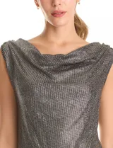 Blusa sin mangas de tejido acanalado con acabado metalizado, cuello volcado y corte holgado.