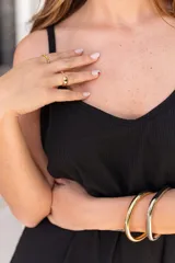 Vestido corto con estampado animal print, de breteles finos y corte suelto.