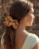 Colero para el cabello de satín en tono tostado, con diseño fruncido voluminoso y bordes en contraste.