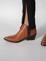 Botines marrones de cuero con elástico lateral negro, punta fina y taco bajo.