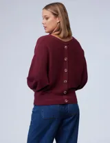 Buzo marca Cupio de tejido acanalado color azul. Tiene mangas largas estilo dolman y aplique de botones en la espalda.