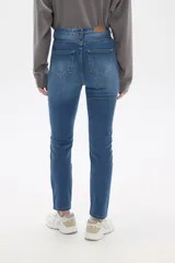 Pantalón de jean azul de tiro alto, corte skinny y cinco bolsillos.