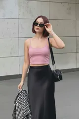 Top corto color moca, de breteles finos y corte ajustado.