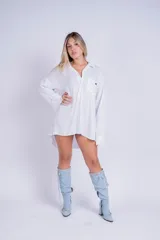 Camisa negra de corte oversize y estilo casual, confeccionada en tela liviana, con mangas largas, cuello camisero y cierre frontal con botones.