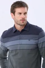 Remera polo de manga larga con diseño rayado en degradado de tonos azules y grises, cuello liso azul marino y logo bordado en el pecho. Confeccionada en tejido piqué de algodón.