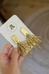 Aros colgantes dorados con forma de abanico, hechos en bronce, canutillos dorados y estrás.