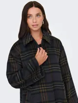 Abrigo largo de corte recto con estampado de cuadros en tonos oscuros, cuello camisero y cierre frontal con botones. Presenta un diseño estructurado con bolsillos laterales y forro interior acolchado.
