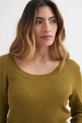 Sweater color beige de tejido de punto acanalado, con cuello redondo y mangas largas.