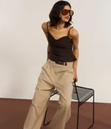 Pantalón de vestir color beige, de corte recto, con trabillas en la cintura y cinturón incorporado.
