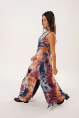 Vestido largo batik con escote en V, sin mangas y corte en la cintura.