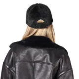 Gorro tipo gorra de béisbol confeccionado en material textil de textura afelpada y suave, color negro.