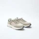 Zapatillas de running confeccionadas en una combinación de malla y ante, con diseño tricolor en tonos gris, beige y blanco. Presentan cordones al tono y suela de goma con refuerzo en la puntera.
