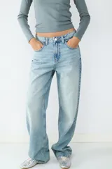 Jean de tiro alto confeccionado en denim de lavado claro, con corte recto y diseño clásico de cinco bolsillos.
