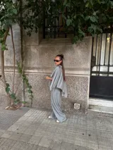 Pantalón de lanilla color beige, de corte recto y tiro alto, con diseño holgado y fluido.