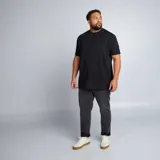 Pantalón jean slim color gris oscuro, con corte ajustado y tiro medio.