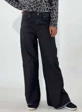 Pantalón de jean verde militar, de corte wide leg y tiro alto.