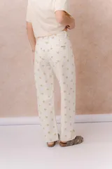 Jean de tiro alto confeccionado en denim color crudo, con estampa de estrellas en tono camel. Presenta calce relajado, pierna recta levemente amplia, costuras verticales delanteras, cinco bolsillos, pasacintos y detalle metálico en la parte posterior.
