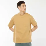 Camiseta color beige de manga corta y cuello redondo, con bolsillo en el pecho.