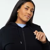 Buzo negro con capucha, cierre frontal con cremallera y bolsillos laterales.