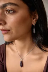 Aros colgantes de acero quirúrgico plateado con dije de piedra natural rosa en forma de lágrima.