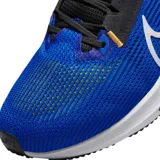 Championes de running Nike Pegasus 40 para hombre, color blanco con detalles en negro, verde neón y azul. Presentan un diseño de malla transpirable, logo Swoosh negro y mediasuela con tecnología Air Zoom.
