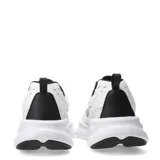 Championes urbanos Umbro modelo Dash, color blanco con detalles en negro. Presentan un diseño moderno con entresuela voluminosa para mayor amortiguación y suela de goma resistente. Incluyen el logo de la marca en el lateral y la lengüeta.