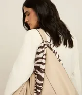 Pañuelo de satén con estampado de cebra en tonos marrón oscuro y beige. Accesorio de moda para el cabello.