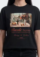 Remera blanca de manga corta con cuello redondo y estampado frontal tipo cuadro con texto decorativo en azul.