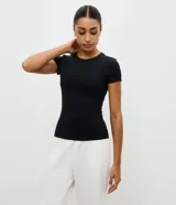 Remera deportiva de microfibra color negro, de manga corta, con cuello redondo y diseño ajustado.