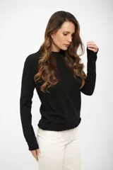 Buzo de tejido de punto fino en color negro, con cuello redondo y mangas largas, de corte clásico y ajuste cómodo.