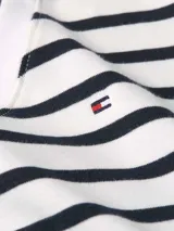 Remera de manga corta ajustada al cuerpo, con estampado de rayas horizontales azules y blancas. Posee cuello en V con ribete blanco liso y un pequeño logo bordado en el pecho.