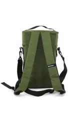 Mochila matera de color verde militar con diseño cilíndrico y marca Discovery. Cuenta con compartimentos con cierre, asa superior y correa ajustable. Presenta estampados de coordenadas y el logo de la marca en relieve.
