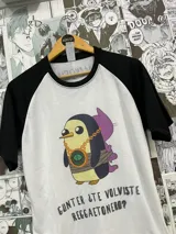 Remera blanca con mangas y cuello negros, estampado sublimado de Gunter de Hora de Aventura con cadena de oro y texto "Gunter ¿te volviste reggaetonero?".