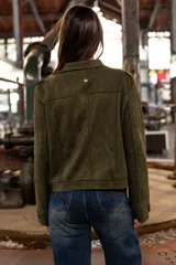 Chaqueta tipo biker de efecto gamuza en color verde militar, con cierre diagonal metálico, solapas clásicas y detalles de cierres en los bolsillos laterales.