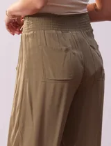 Pantalón wide leg color oliva con cintura elastizada y cordón ajustable.