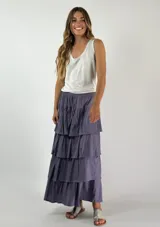 Pollera larga de algodón color lila con volados escalonados y cintura elastizada con cordón ajustable.