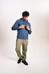 Hoodie de algodón color azul, con capucha ajustable mediante cordones, bolsillo frontal tipo canguro y logo bordado de la marca en el pecho.