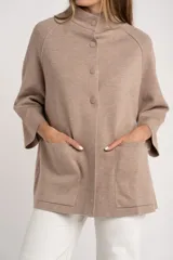 Cárdigan marrón de tejido de punto con cuello alto, manga 3/4 y cierre frontal con botones.