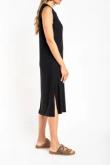 Vestido negro de viscosa y elastano, corte recto, largo midi y sin mangas.