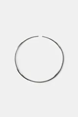 Gargantilla metálica rígida tipo choker, de diseño abierto y acabado plateado brillante.