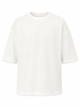 Remera oversize blanca de tejido texturado con mangas cortas amplias y cuello redondo.