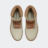 Botas Timberland modelo Stone Street de caña media, color beige con suela de plataforma dentada en color tostado. Presentan cuello acolchado en tono marrón, cierre de cordones con ojales metálicos dorados y logo de la marca grabado en el lateral.