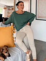 Pantalon de bengalina color beige, de corte recto y tiro medio, con cintura elástica ajustable mediante cordón y bolsillos laterales.