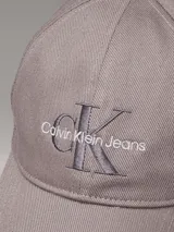 Gorra de béisbol con visera curva, confeccionada en algodón, con el logo de Calvin Klein Jeans bordado en el frente y cierre ajustable en la parte posterior.