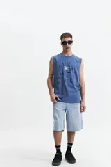 Musculosa de algodón, color azul, con corte oversize y escote redondo. Presenta un estampado gráfico en tonos oscuros con el texto "FOCUS ON YOURSELF".