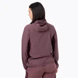 Campera cortaviento Merrell de diseño técnico, confeccionada en nylon reciclado con tratamiento repelente al agua. Presenta capucha integrada, cierre frontal completo, bolsillo con cierre en el pecho y paneles laterales en un tono más oscuro para mayor movilidad.