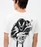 Remera blanca de corte regular, confeccionada en algodón, con cuello redondo, mangas cortas y estampa frontal en color negro con lettering estilo graffiti de Venom.